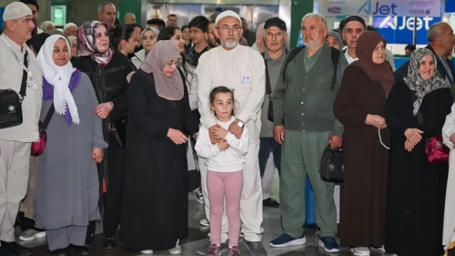 İlk hac kafilesi dualarla uğurlandı