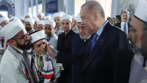 Cumhurbaşkanı Erdoğan, hafızlık icazet töreninde Aşr-ı Şerif okudu!