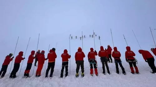 AKUT’tan Uludağ’da çetin eğitim: Kar kalınlığı 2,5 metreyi buldu