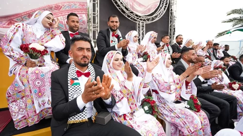 Gazze'de 150 çift, toplu nikahla dünya evine girdi