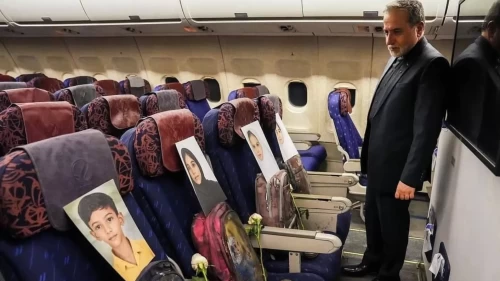 İran heyeti müzakereye katledilen Minablı çocuklarla geldi! Fotoğrafları ve çantaları koltuklarda...