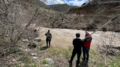 8 yaşındaki çocuk dereye düştü!