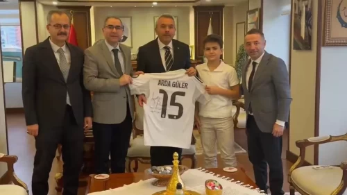 Rizeli Safa Cumhurbaşkanı Erdoğan'dan istediği imzalı Arda Güler formasına kavuştu