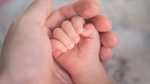 Doğum izni 6 ay oldu mu 2026? Doğum izni ne zaman yasalaşacak, Meclis'ten geçti mi?