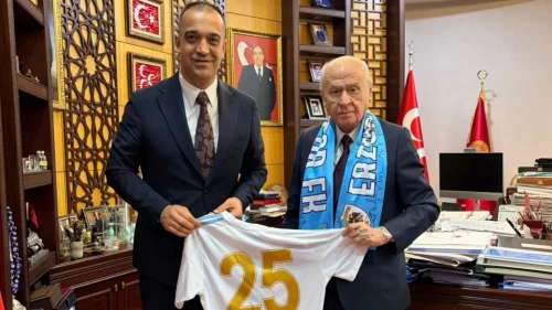 MHP Lideri Bahçeli'ye Erzurumspor forması ve atkısı hediye edildi