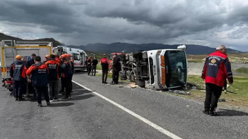 Diyarbakır'da midibüs devrildi