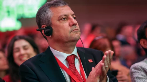 İspanya'da Batı'ya yalvaran Özgür Özel, belediye bütçesiyle sevgililerini gezdiren başkanını anlatmadı, Türkiye'yi şikâyet etti.