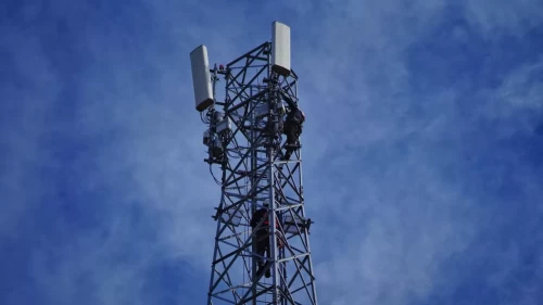 Evin önündeki baz istasyonu kaldırıldı