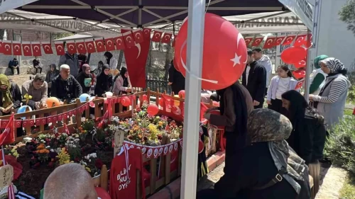 Kahramanmaraş'ta buruk bayram: Mezarlar bayrak ve balonlarla süslendi