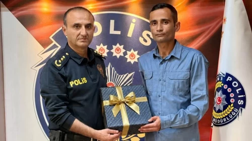 Öğrencileri tek tek karşılayan polise ödül