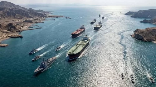 Ateşkesin ardından Hürmüz Boğazı'ndan ilk gemiler geçmeye başladı