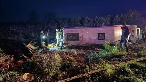 Bursa İznik’te yolcu minibüsü devrildi