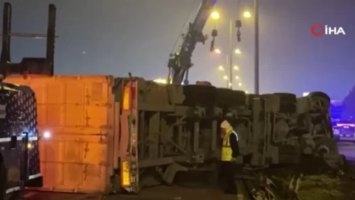 Tuzla'da lastiği patlayan tır devrildi