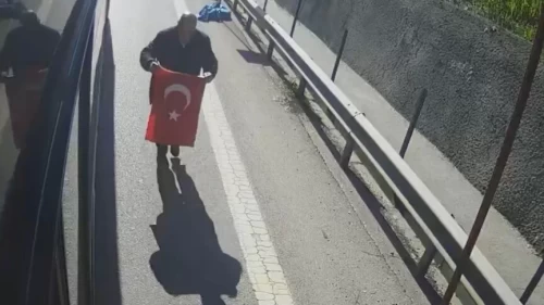 Otobüs şoföründen alkışlanacak hareket: Aracı durdurup Türk bayrağını yerden aldı