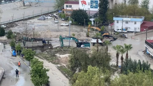 Osmaniye'yi sağanak vurdu! Bazı ev ve iş yerlerini su bastı