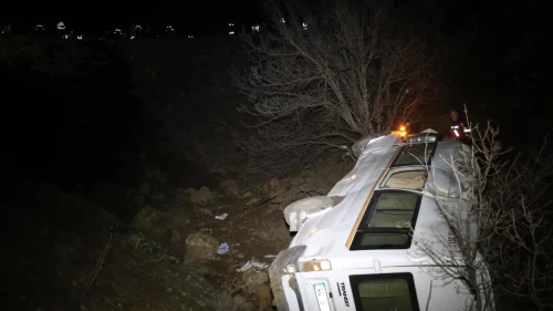 Malatya'da maden işçilerini taşıyan minibüs devrildi