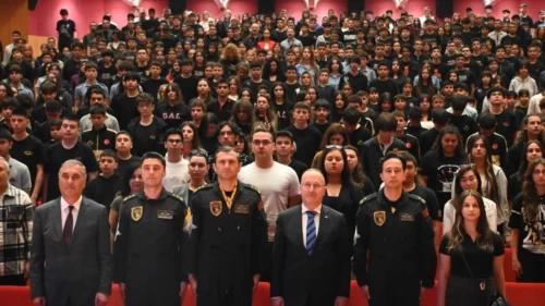 SOLOTÜRK pilotlarından öğrencilere 23 Nisan sürprizi