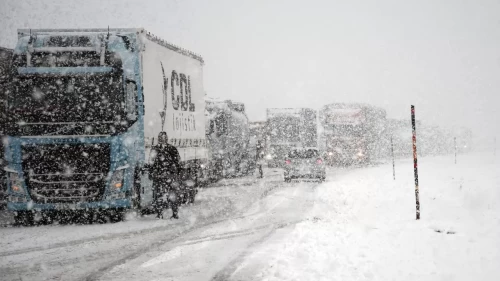 Kars-Erzurum yolunda tırlar mahsur kaldı