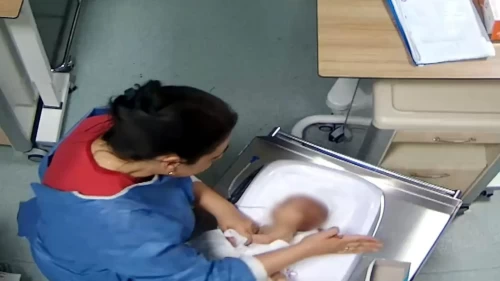 Bebeğe şiddet uygulayan hemşireden şok savunma! Yalvararak tahliyesini istedi