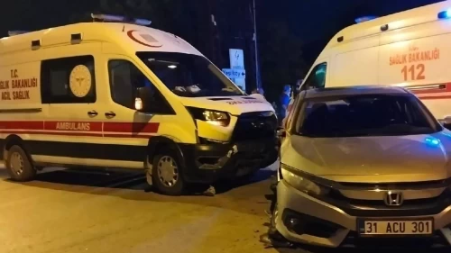 Ambulans ile otomobilin çarpıştı
