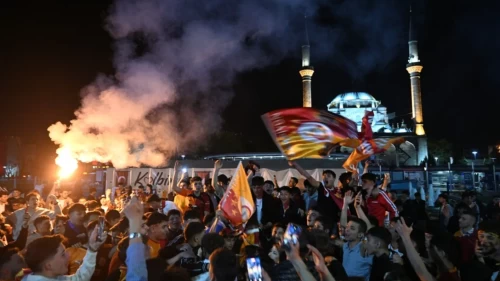 Türkiye sarı-kırmızıya boyandı: Galatasaray'ın şampiyonluğu ülkenin dört bir yanında coşkuyla kutlanıyor
