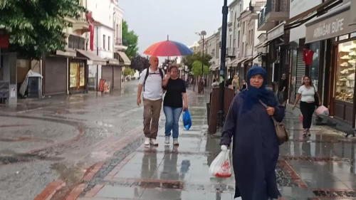 Vatandaşlar karton ve poşetle yağmurdan korunmaya çalıştı
