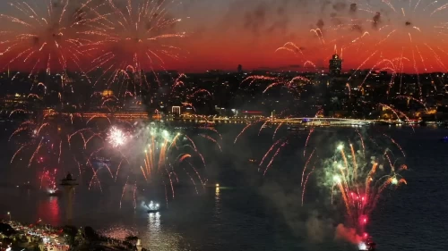 İstanbul'un fethinin 573. yıl dönümü! Boğaz'daki havai fişek gösterisi havadan görüntülendi