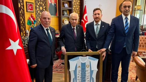 MHP Lideri Devlet Bahçeli'ye Erzurumspor forması takdim edildi