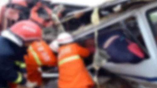 Yolcu minibüsü kamyona arkadan çarptı