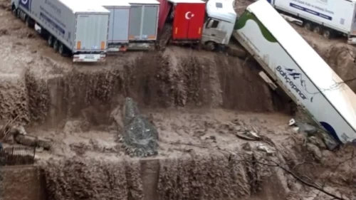 Yamaçlardan kopan kayalar yolları kapattı!