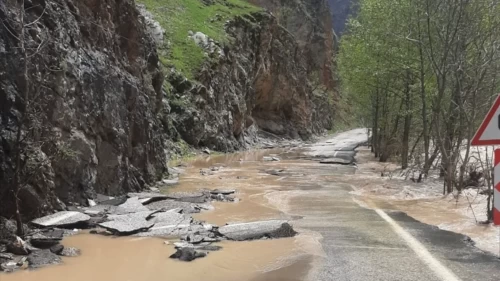 Türkiye’nin hava durumu ikiye bölündü! Ege’de bahar güneşi, Doğu’da kuvvetli sağanak alarmı