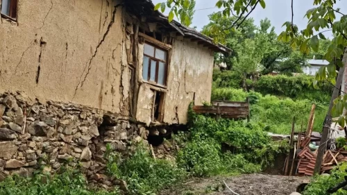 Heyelan sonrası 2 ev tahliye edildi