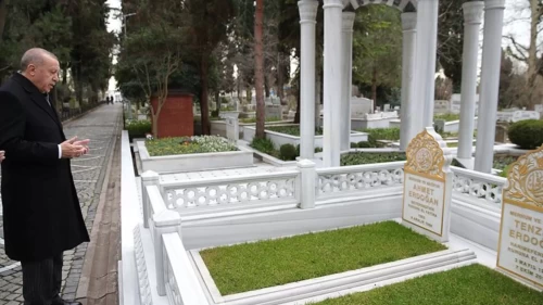 Cumhurbaşkanı Erdoğan, anne ve babasının kabirlerini ziyaret etti