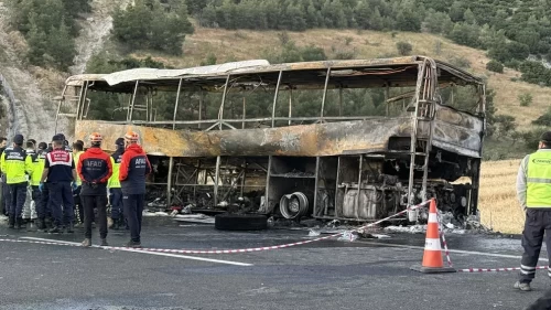 Denizli'de katliam gibi kaza! Otobüs bariyerlere çarparak yandı: 8 kişi öldü, 33 kişi yaralandı