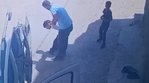Oğluyla kavga eden çocukları sokak ortasında yumrukladı! Bağırınca ağzını kapattı