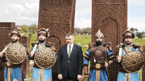 Bakan Çiftçi Ahlat’ta Selçuklu Mezarlığı’nı ziyaret etti