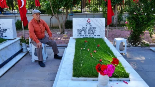 Şehit babası evladının kabri başında yürekleri dağladı