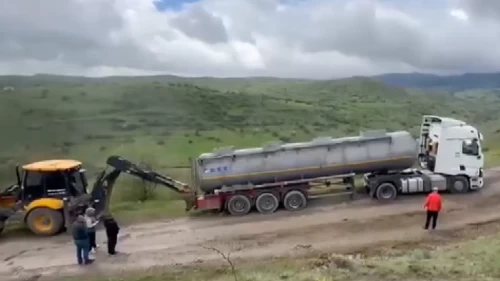 Bayram trafiğinden kaçtılar, orman yolunda çamura saplandılar!