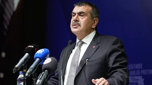 Bakan Tekin'den Özgür Özel'e sert tepki: '3-5 tane partiliyi, yol arkadaşını ikna edemiyor'