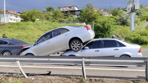 Bir araç, diğer aracın üzerinde asılı kaldı