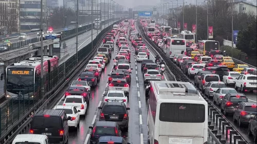 Bayram dönüşü İstanbul yollarında yoğunluk