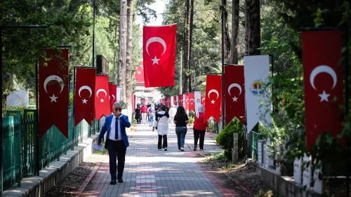 Bayram arifesinde vatandaşlar şehitlik ve mezarlıklara akın etti