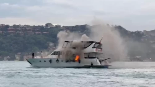 Bebek Sahili’nde tekne yangını