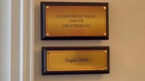 Özgür Özel'in Meclis'teki odasının kapısına Grup Başkanı yazısı asıldı!