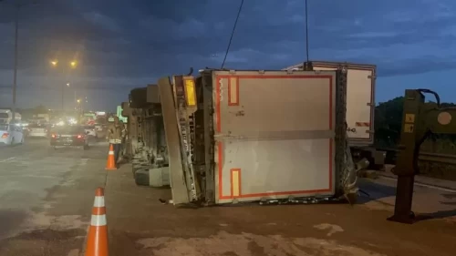 Devrilen tır trafiği felç etti