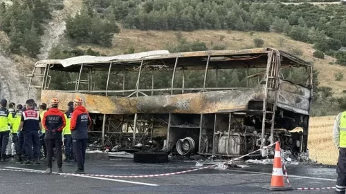Denizli'de katliam gibi kaza! Otobüs bariyerlere çarparak yandı: 8 kişi öldü, 33 kişi yaralandı
