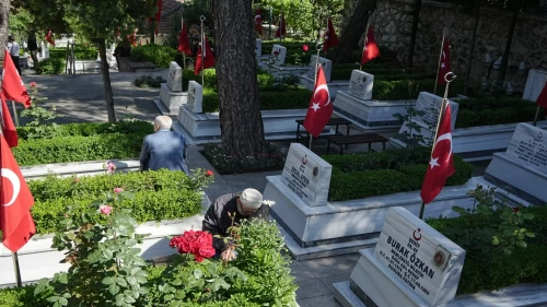 Bayram arifesinde şehitlikte duygu dolu anlar: Çiçekler bırakıp dualar okudular