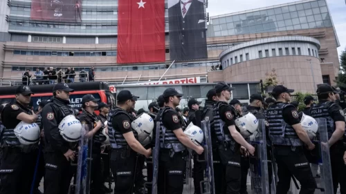 CHP Genel Merkezi’nde gerilim zirvede! Polis tahliye için bekliyor