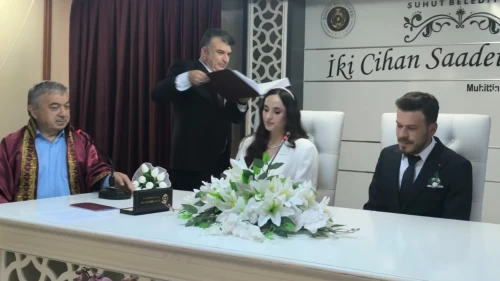 Polis çiftin en mutlu günü: Nikah salonuna süslenmiş ekip otosuyla geldiler