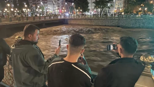 Vatandaşlar tehlikeye rağmen köprüye akın etti